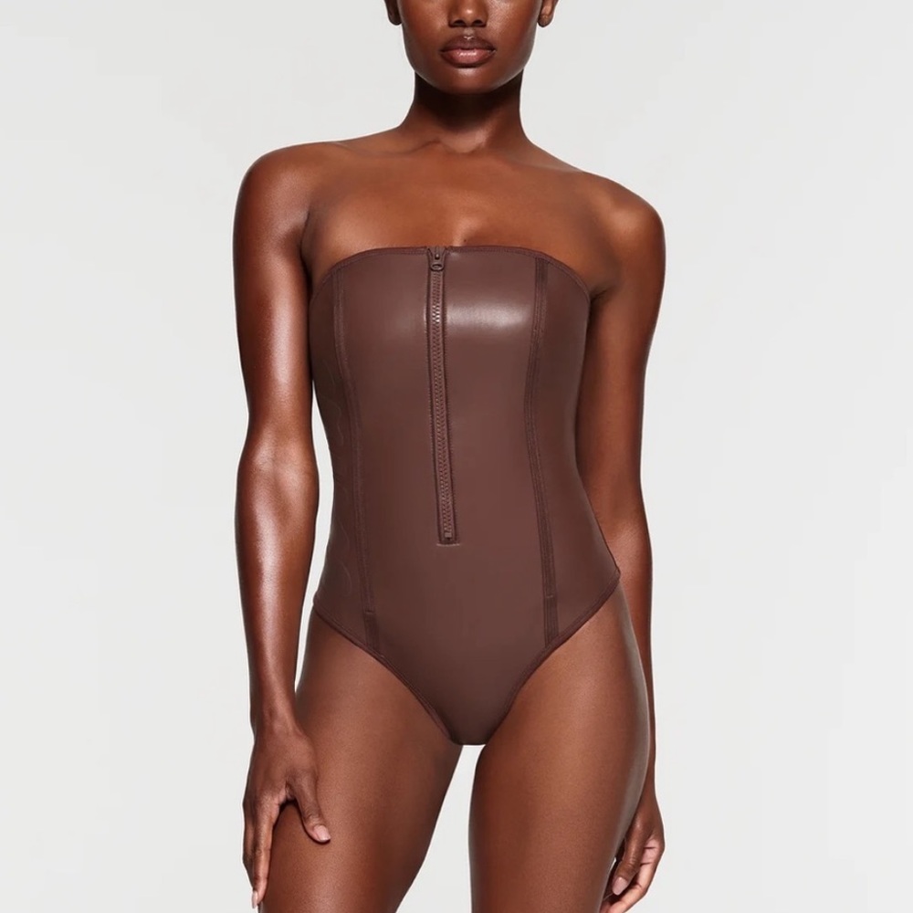 NWT SKIMS Rubberized Scuba Swim Cocoa strapless one piece swimsuit